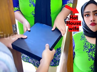 (Delivery Boy ki sath Chudai) Housewife shows her big tits to seduce the pizza delivery Guy & She wants fuck From delivery Man