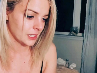 amateur blonde solo webcam