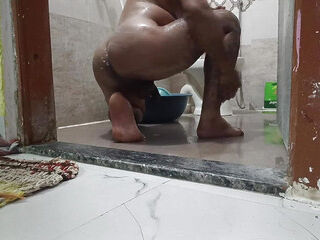 Guys, you like my naked bath.