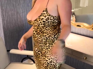 Big boob brunette masturbates on webcam