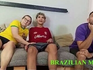 fodi a minha madrasta uma senhora muito safada enquanto o meu pai assistia o jogo de futebol (VIDEO COMPLETO NO RED/SHEER)
