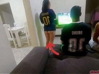 tive que fazer sexo com amigo do meu marido por causa de uma aposta, mas fiquei com tes&atilde_o e acabei fazendo DP com os dois