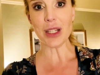 Solo MILF slut giving a hot masturbation sexy show