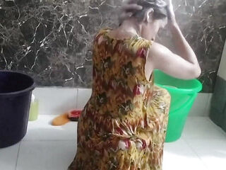 School girl ko bathroom MMS video viral