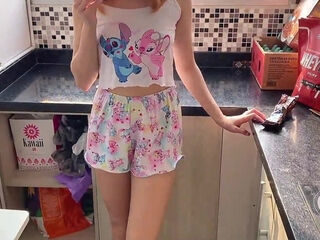 Seeing her in the morning bored, the stepfather provides his cock for an anal