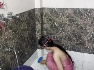 Step sister bathroom me naha rahi thi to jakar chod diya
